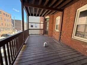1908 Beacon St, Unit 3 in Brookline, MA - Foto de edificio - Building Photo