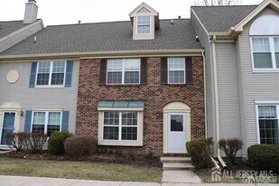 114 Daniel Ct in Kendall Park, NJ - Building Photo