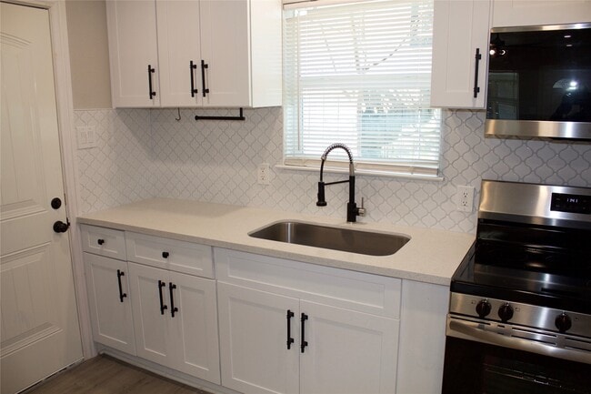 1323 E 32nd 1/2 St in Houston, TX - Building Photo - Building Photo