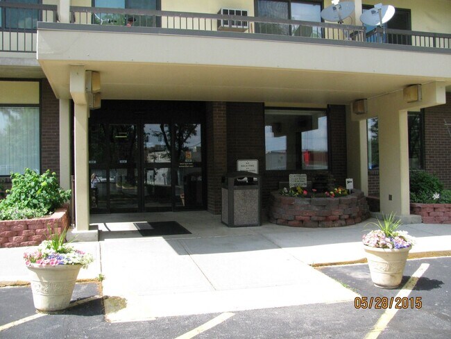 7988 N Michigan Rd in Indianapolis, IN - Building Photo - Building Photo