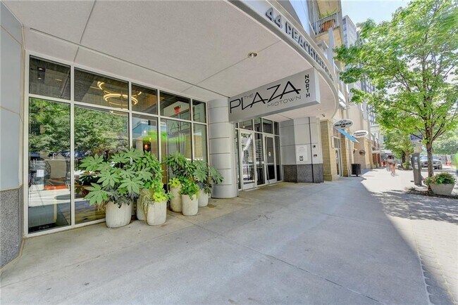 44 Peachtree Pl NE in Atlanta, GA - Building Photo - Building Photo