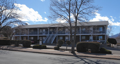 Colonial Manor Apartments in Colorado Springs, CO - Building Photo - Building Photo