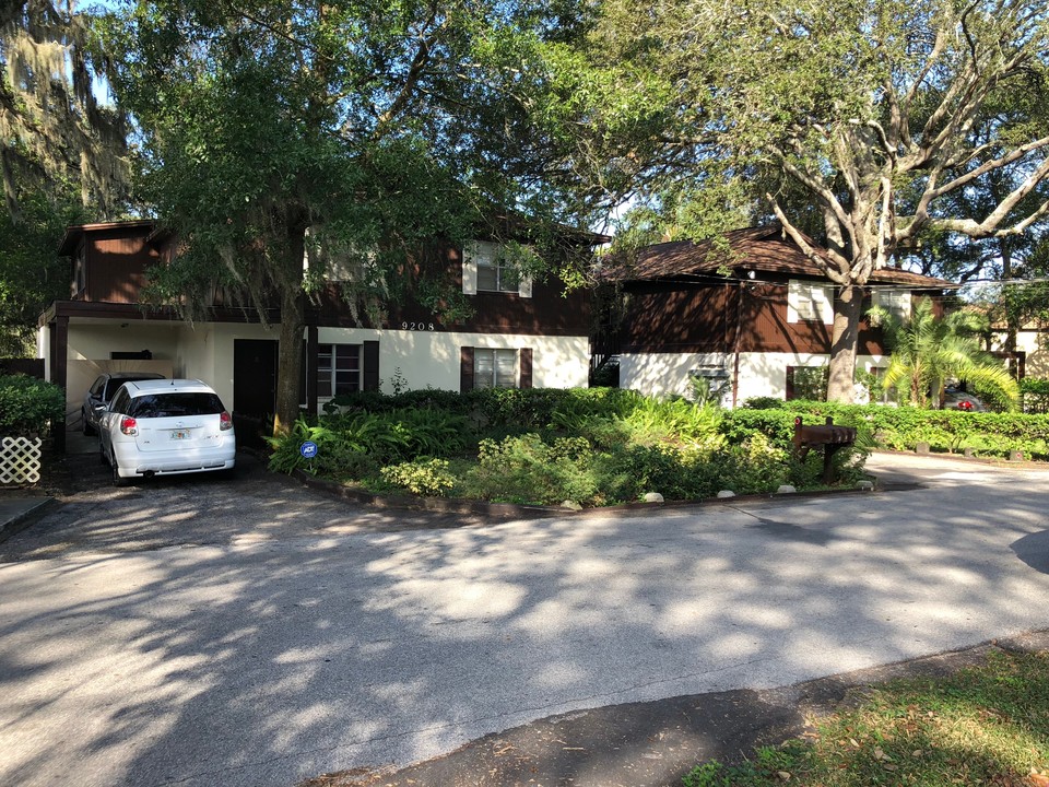 9208 N Connechusett Rd in Tampa, FL - Building Photo