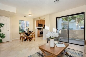 10329 Azuaga St in San Diego, CA - Foto de edificio - Building Photo