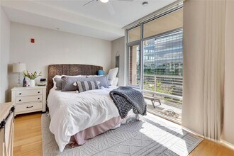 210 Lee Barton Dr in Austin, TX - Building Photo - Building Photo