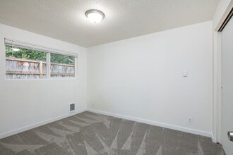 414 5th St NE-Unit -C in Puyallup, WA - Building Photo - Building Photo