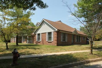 Squire Lake Townhomes in Lexington, KY - Foto de edificio - Building Photo