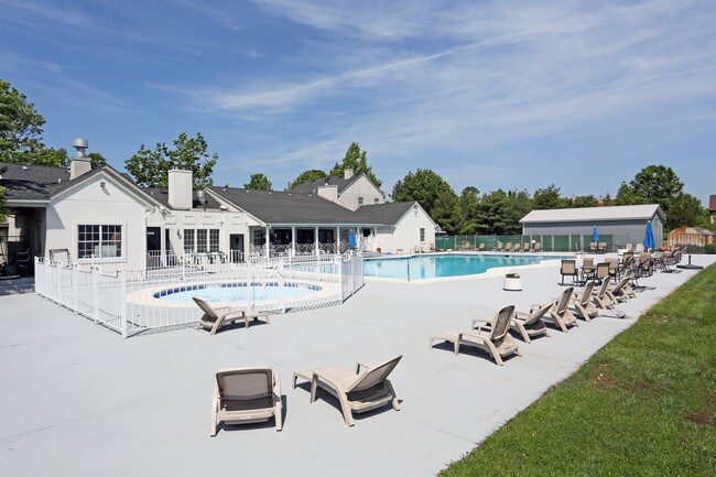 Royal Oaks and East Gardens in Monmouth Junction, NJ - Foto de edificio - Building Photo