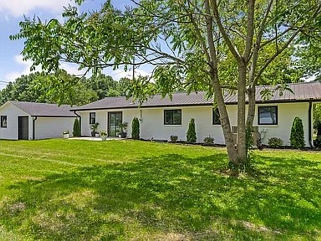202 E McCormick Rd in Livingston, TN - Building Photo - Building Photo