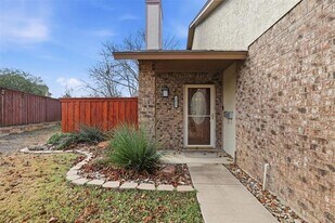 1611 Willow Ln in Euless, TX - Building Photo