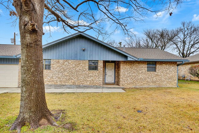 2011 Meadow Brook Dr in Round Rock, TX - Building Photo - Building Photo