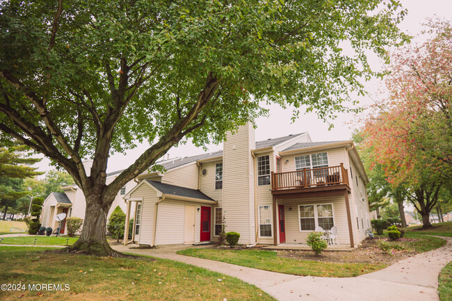 507 Hawthorne Pl in Marlboro, NJ - Foto de edificio - Building Photo