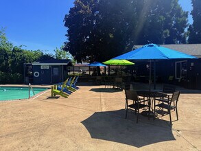 Centennial in Springfield, OR - Foto de edificio - Building Photo