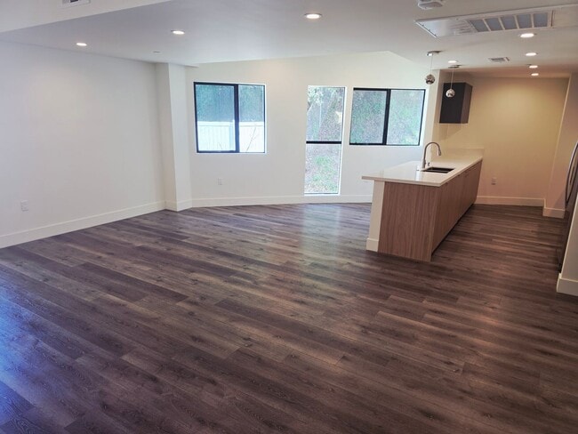 862 Moraga Dr in Los Angeles, CA - Building Photo - Building Photo