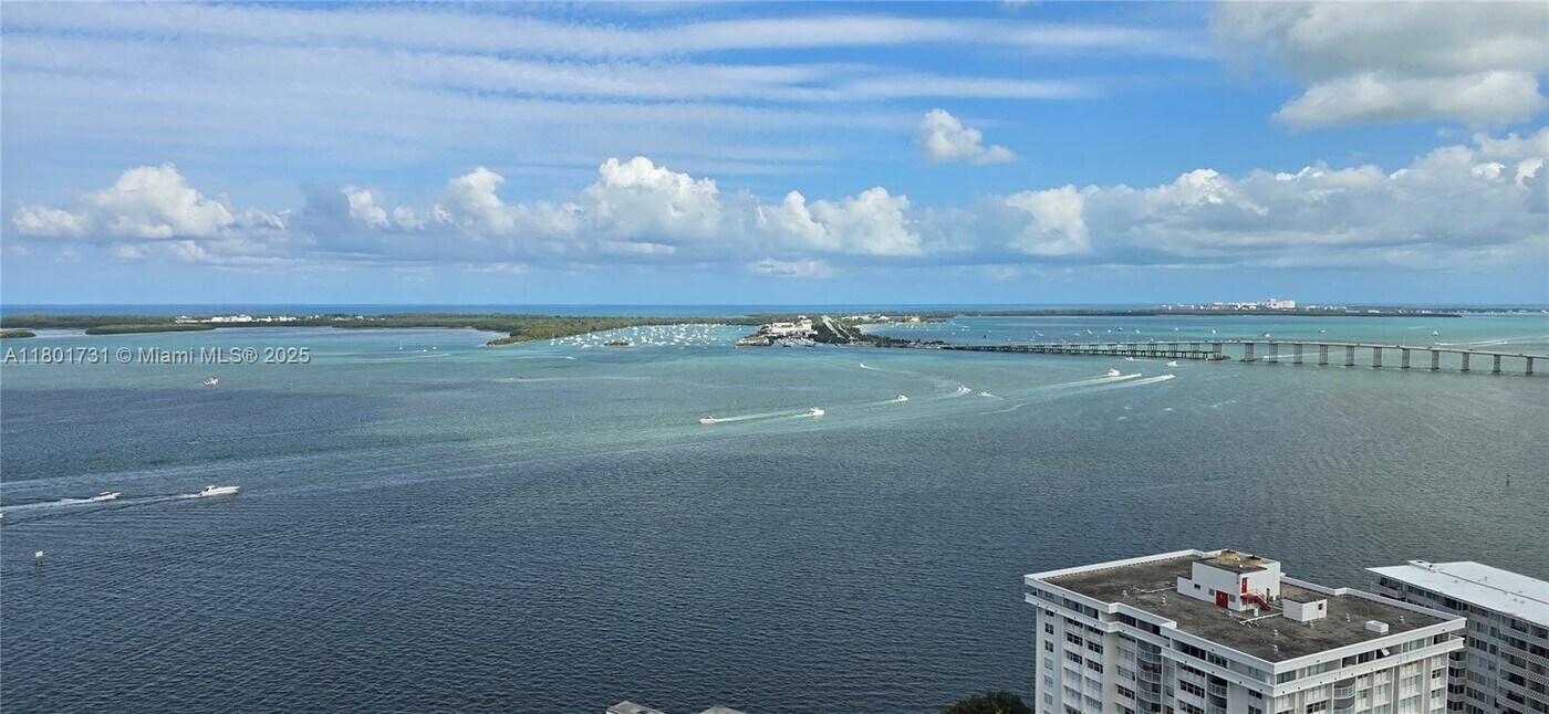 218 SE 14th St in Miami, FL - Building Photo