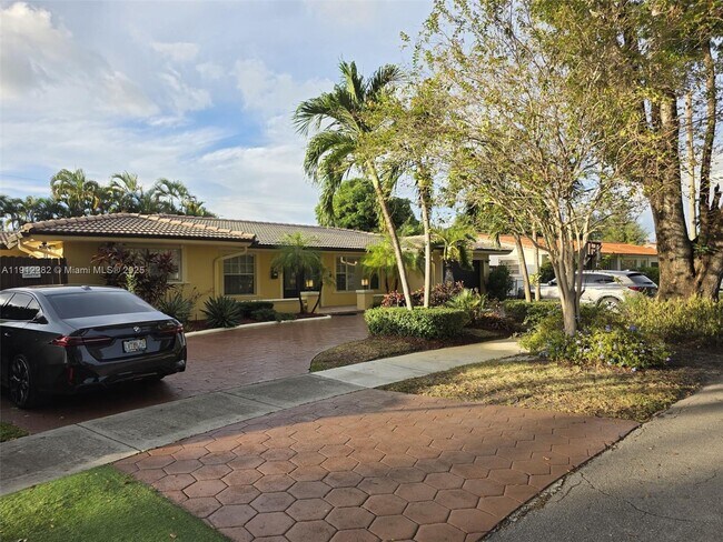 8090 W 18th Ct in Hialeah, FL - Foto de edificio - Building Photo
