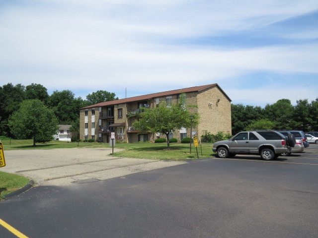 5981 Margie Cir SW in Navarre, OH - Foto de edificio - Building Photo