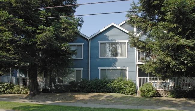 Towne Center Apartments in Martinez, CA - Foto de edificio - Building Photo