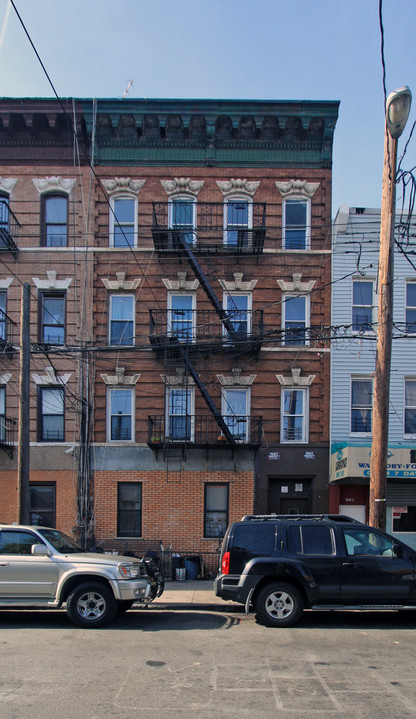 114 Van Siclen Ave in Brooklyn, NY - Foto de edificio