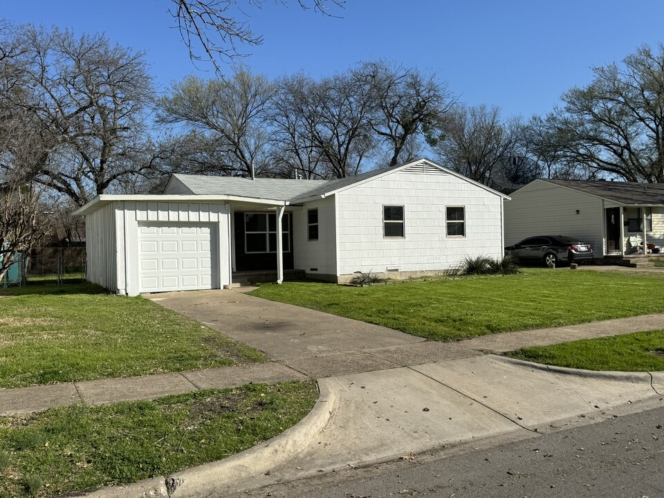 2803 Andrea Ln in Dallas, TX - Building Photo