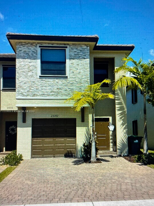 25102 SW 108th Ave in Homestead, FL - Foto de edificio