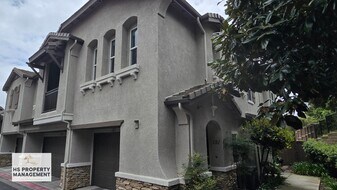 425 S Meadowbrook Dr in San Diego, CA - Building Photo