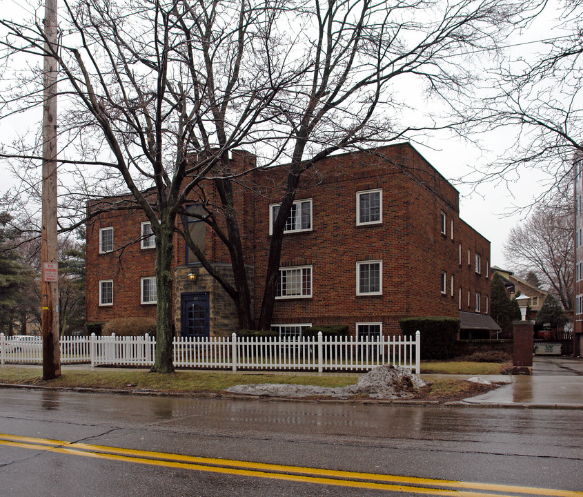 221 N Portage Path in Akron, OH - Building Photo