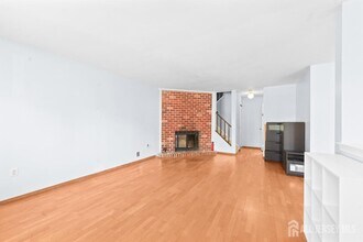 19 Covington Ct in East Brunswick, NJ - Building Photo - Building Photo