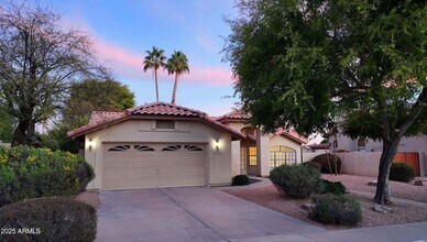 9445 S La Rosa Dr in Tempe, AZ - Foto de edificio - Building Photo