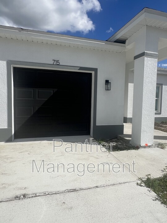 713 Homer Ave S in Lehigh Acres, FL - Building Photo