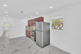 5424 Pembroke Rd-Unit -B in Hollywood, FL - Building Photo - Building Photo