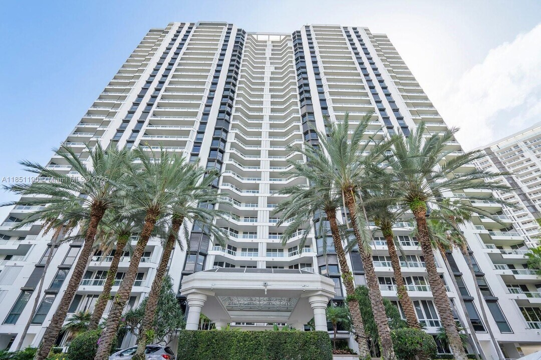 21205 NE 37th Ave in Aventura, FL - Foto de edificio