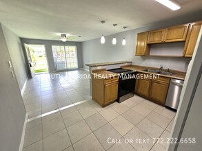 48 SE Tioga Pl in Stuart, FL - Building Photo - Building Photo