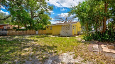 1085 NE 128th St in North Miami, FL - Building Photo - Building Photo