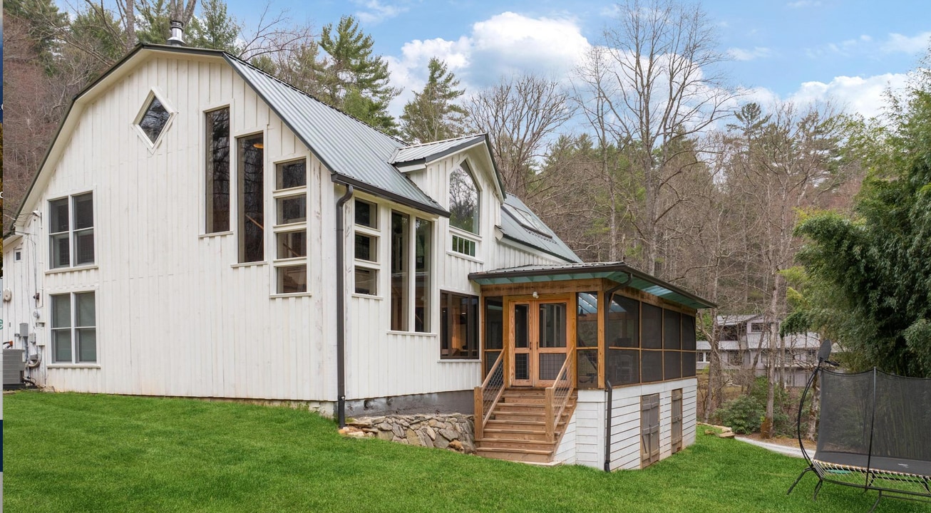 85 Hillcrest Dr in Highlands, NC - Building Photo