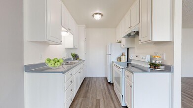 Oasis Del Sol in El Cajon, CA - Building Photo - Interior Photo