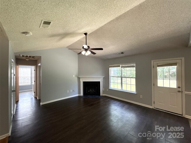 3025 Longspur Dr in Matthews, NC - Foto de edificio - Building Photo