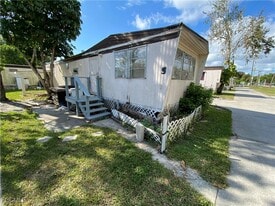 4900 Tice St in Ft. Myers, FL - Building Photo