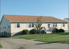 3015 Harmony Ln, Unit Apt 104 in Muscatine, IA - Building Photo