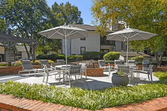 Paces Pointe Apartment Homes in Matthews, NC - Foto de edificio - Building Photo