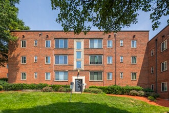 Friendship Courts Apartments in Washington, DC - Foto de edificio - Building Photo