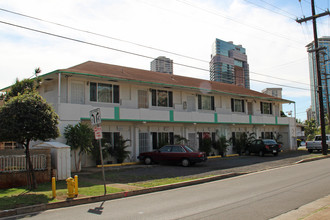 Rainbow Court Apartments in Honolulu, HI - Building Photo - Building Photo