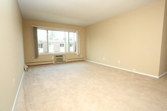 Plymouth Manor Apartments in Plymouth, MI - Building Photo - Interior Photo