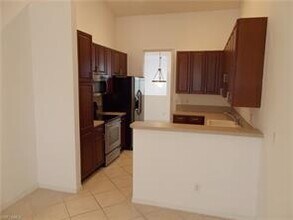 1335 Mariposa Cir-Unit -203 in Naples, FL - Foto de edificio - Building Photo