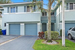 1925 Alamanda Way in Riviera Beach, FL - Building Photo