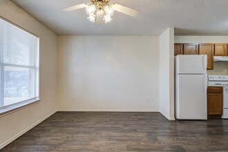 Greenwood Apartments A in Lubbock, TX - Building Photo - Building Photo