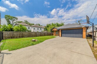 834 Elkhart St in Houston, TX - Building Photo - Building Photo
