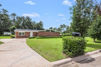 2401 Jim Lee Rd in Tallahassee, FL - Building Photo - Building Photo