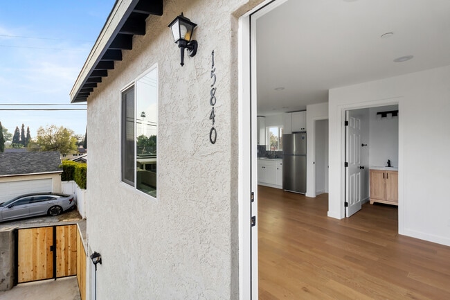 15840 Chatsworth St in Los Angeles, CA - Foto de edificio - Building Photo