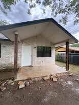 606 Guadalimar St in Lockhart, TX - Building Photo